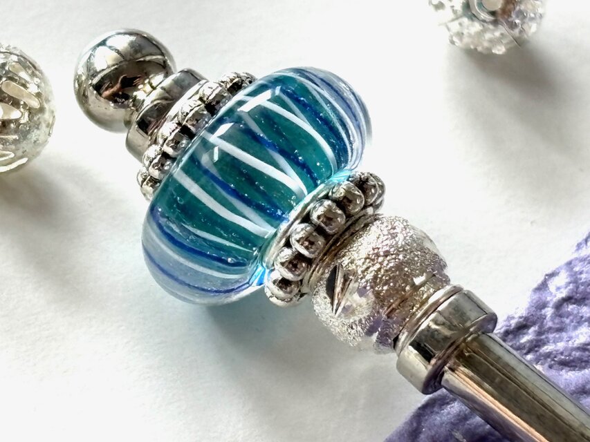 かんざし　水色と白のストライプ模様のとんぼ玉　一本挿し　一本簪　涼しげ　夏　青　ブルー　シルバー