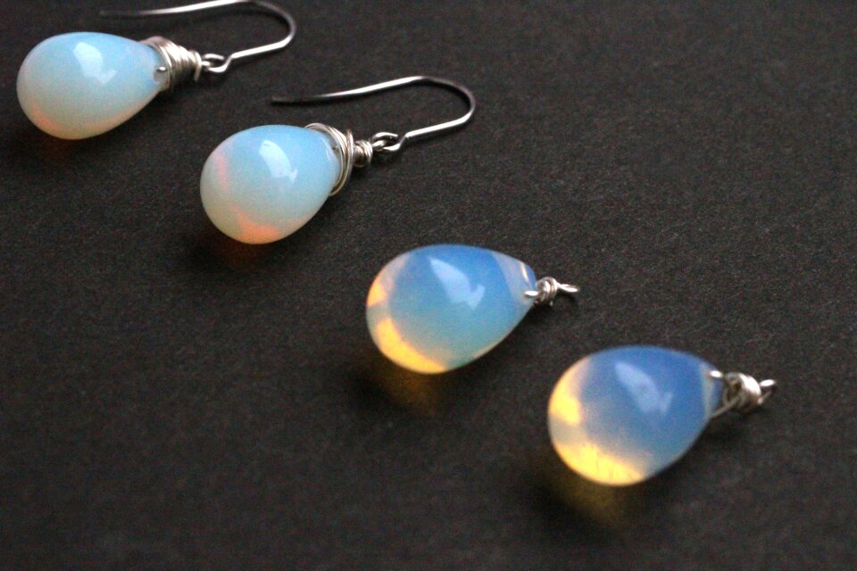 大粒シンセティックオパール　ピアス／イヤリング