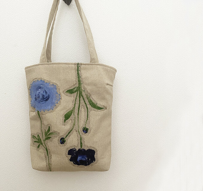 絵の具で描いたような花柄模様トートかばん