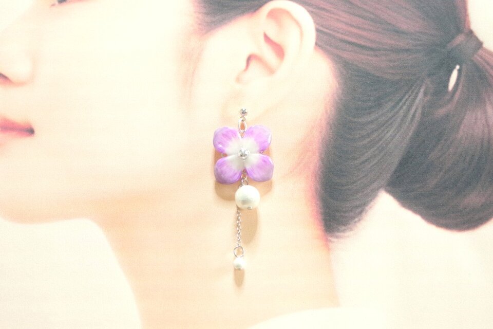 クレイアート　紫陽花とコットンパールのピアス〈紫色の幻影〉