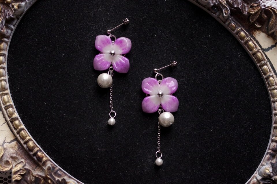 クレイアート 紫陽花とコットンパールのピアス〈紫色の幻影〉 | iichi