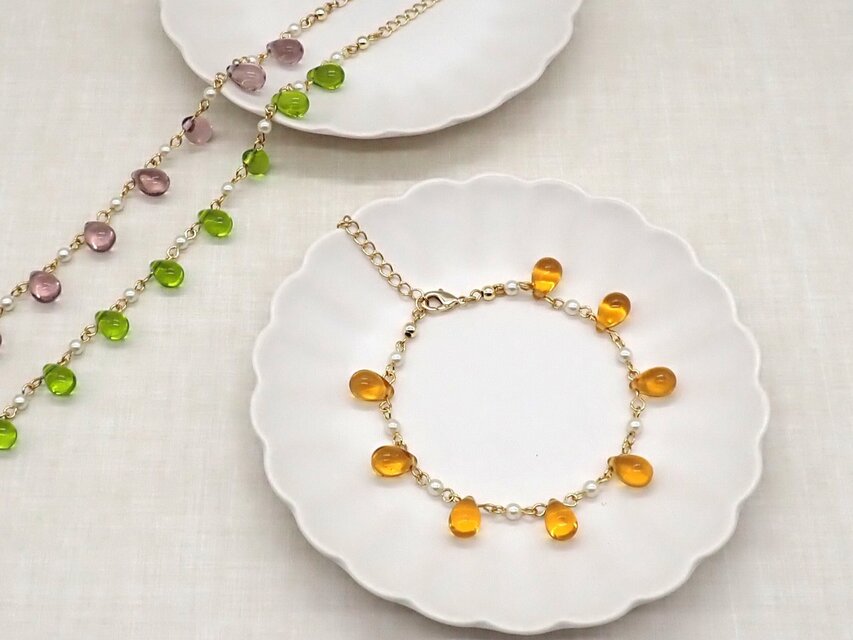 《８色から選べる》しずくビーズとパールのブレスレット