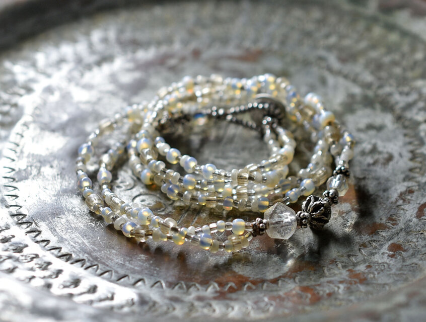 2種類のオーロラチェコビーズとグーズベリー、フランスヴィンテージビーズの２連ネックレス