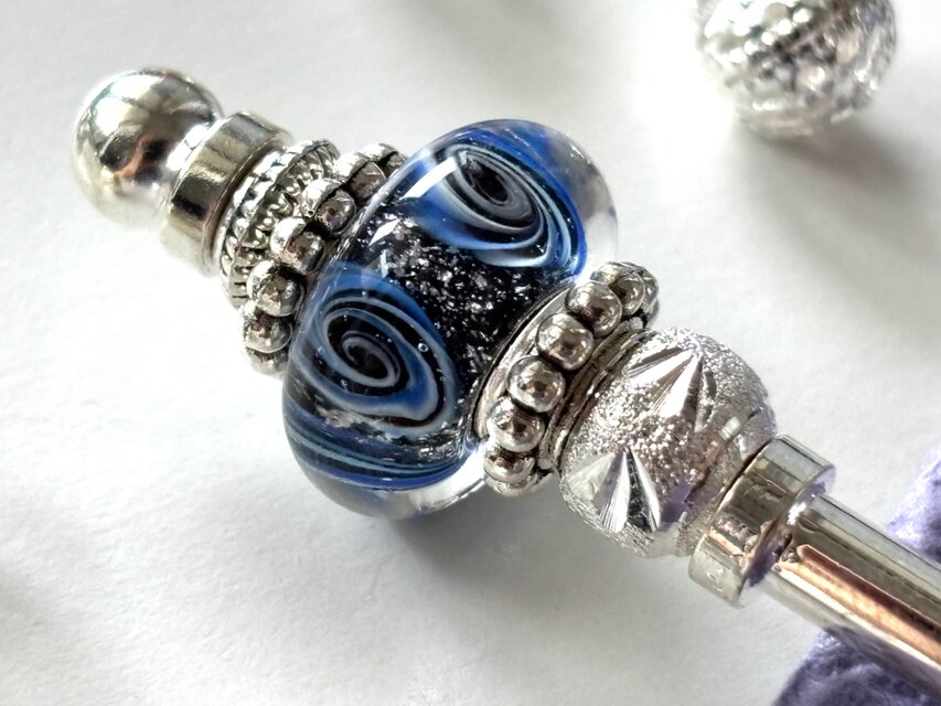 かんざし　星雲の様な渦巻き模様のとんぼ玉　一本挿し　一本簪　涼しげ　夏　青　ブルー　シルバー　紺色　黒　ブラック