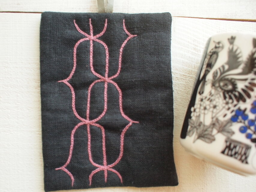 アイヌ刺繍 リネンとレザーの鍋つかみ/鍋敷 黒布にくすんだピンク