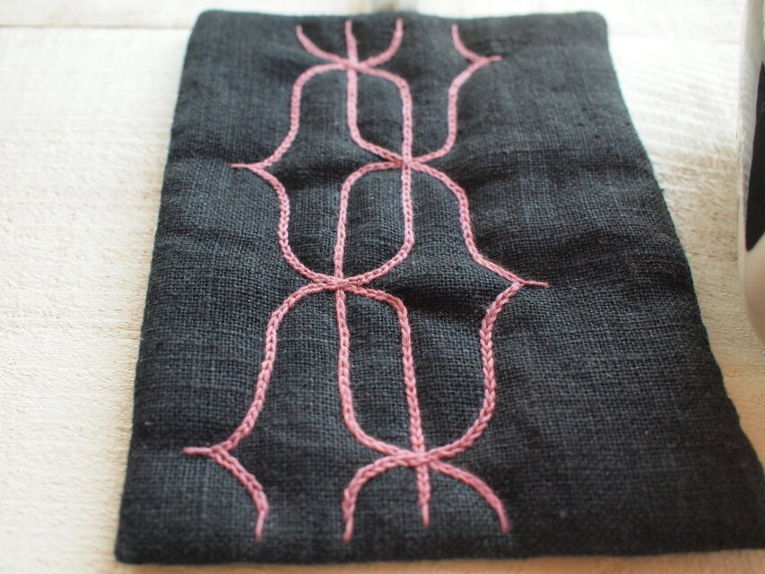アイヌ刺繍 リネンとレザーの鍋つかみ/鍋敷 黒布にくすんだ