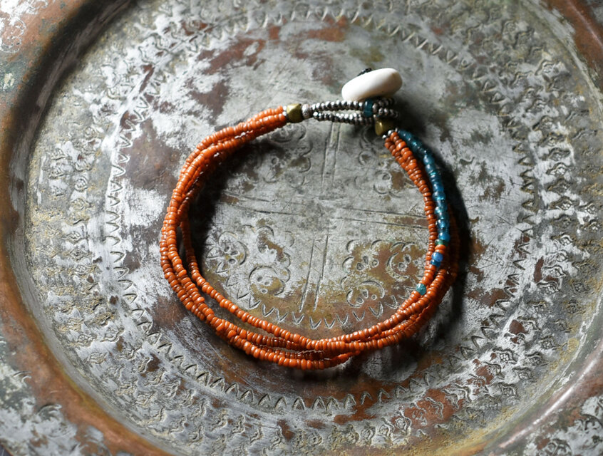 アンティークオレンジ色シードビーズとエメラルドブルービーズの4連ブレス（貝留め金）