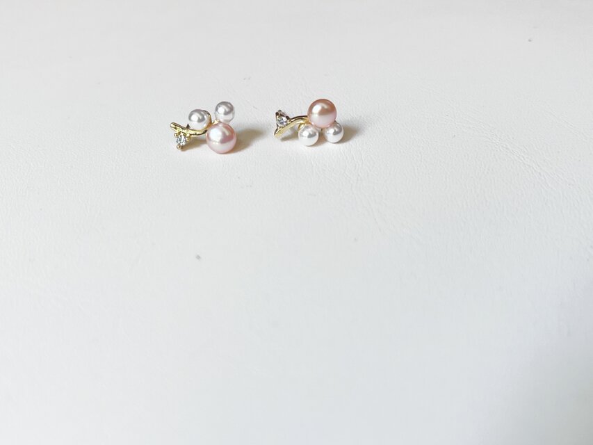 淡いピンク淡水パールと白い貝パールの実モチーフピアス｜S925ポスト