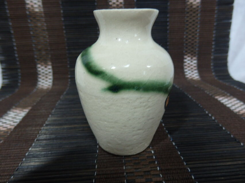 陶器 一輪挿し びわの花柄 | iichi 日々の暮らしを心地よくする