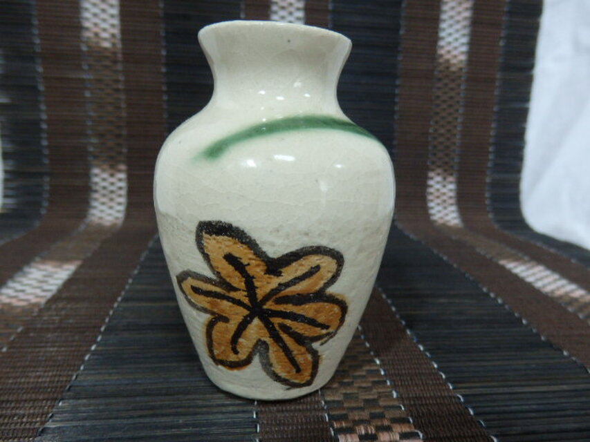 陶器 一輪挿し びわの花柄 | iichi 日々の暮らしを心地よくする