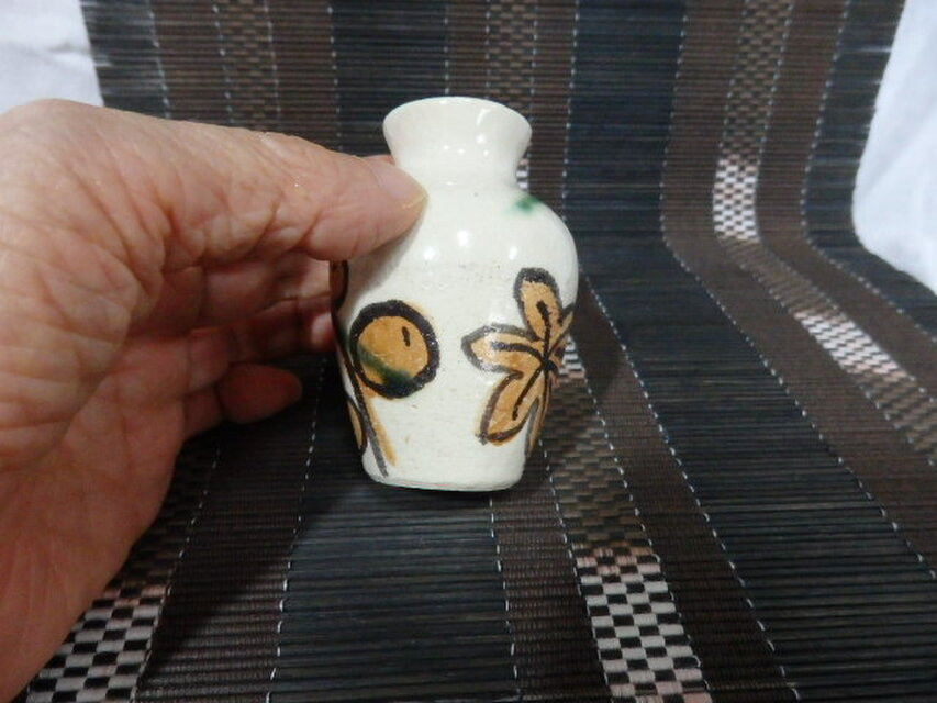 陶器 一輪挿し びわの花柄 | iichi 日々の暮らしを心地よくする