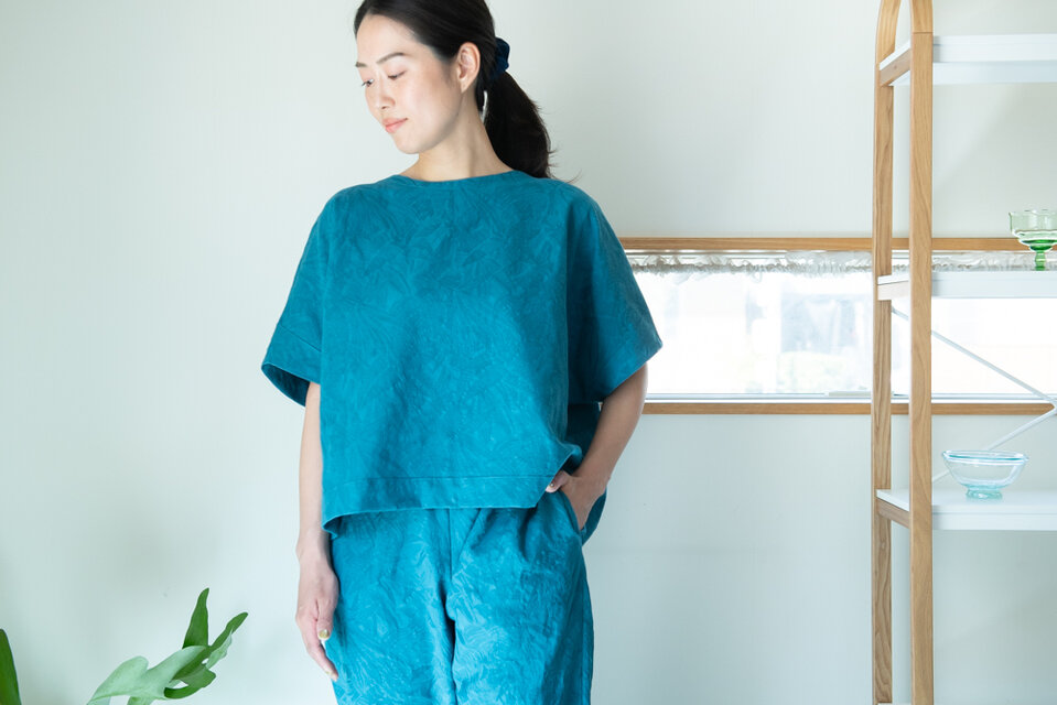 ジャガード織り　後ろタックのブラウス【Organic Cotton／クチナシの実染め】