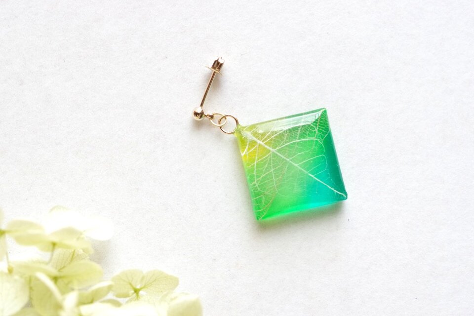 レジンアート　スクエアピアス〈夏の一歩手前〉