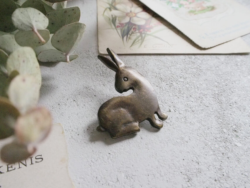 こげ茶色のうさぎのブローチ