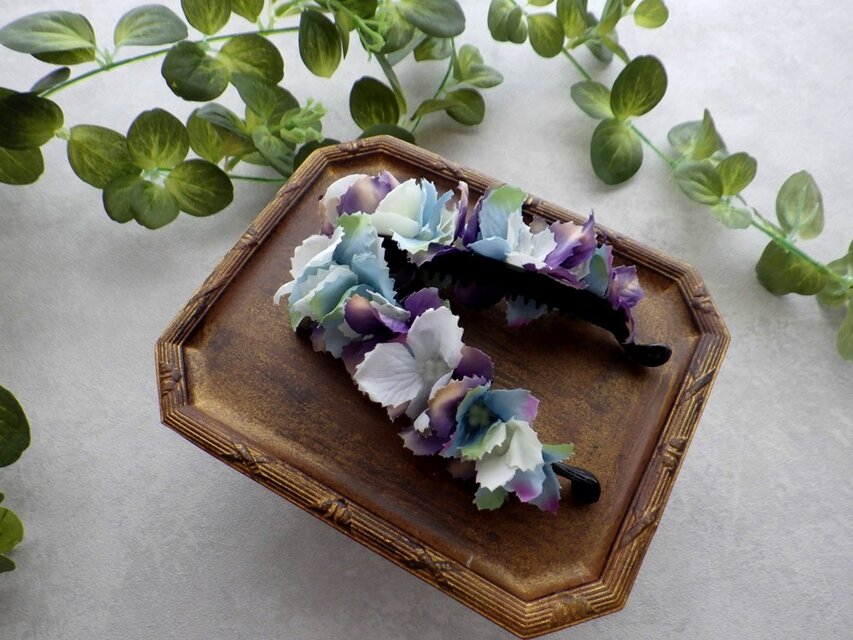 【LAST1】紫陽花のバナナクリップ ■  トリコカラー×ギザギザ花びら ■ ライトブルー×ホワイト×パープル