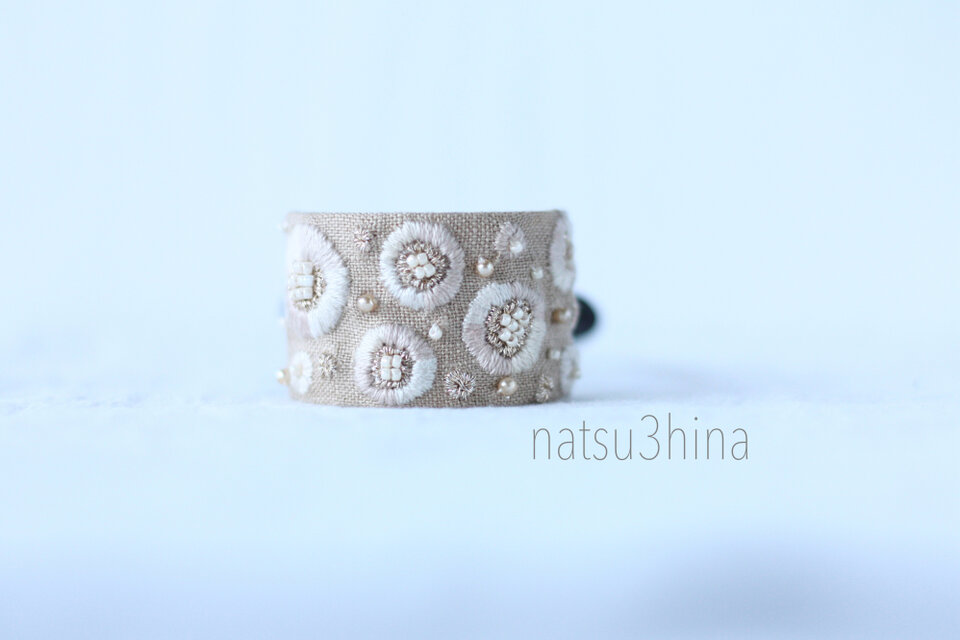 フラワーベージュsquareヘアゴム