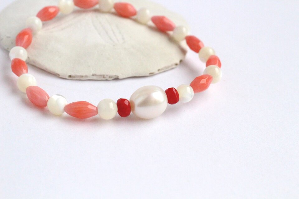 ももいろ珊瑚+大粒パール　Slim　ブレスレット