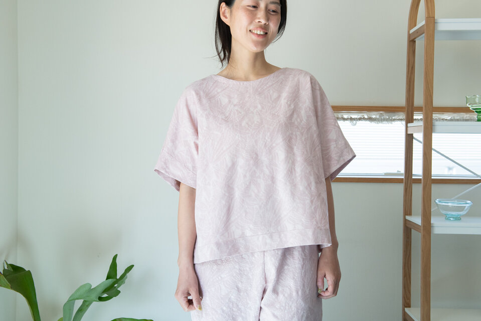 ジャガード織り　後ろタックのブラウス【Organic Cotton／シャクヤクの実染め】