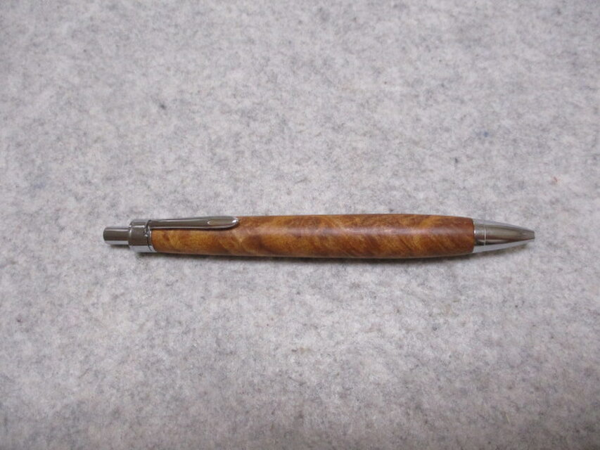 紅桧(ベニヒ)バール　ブドウ杢　椿油仕上げ　ワンピースタイプの木軸ボールペン