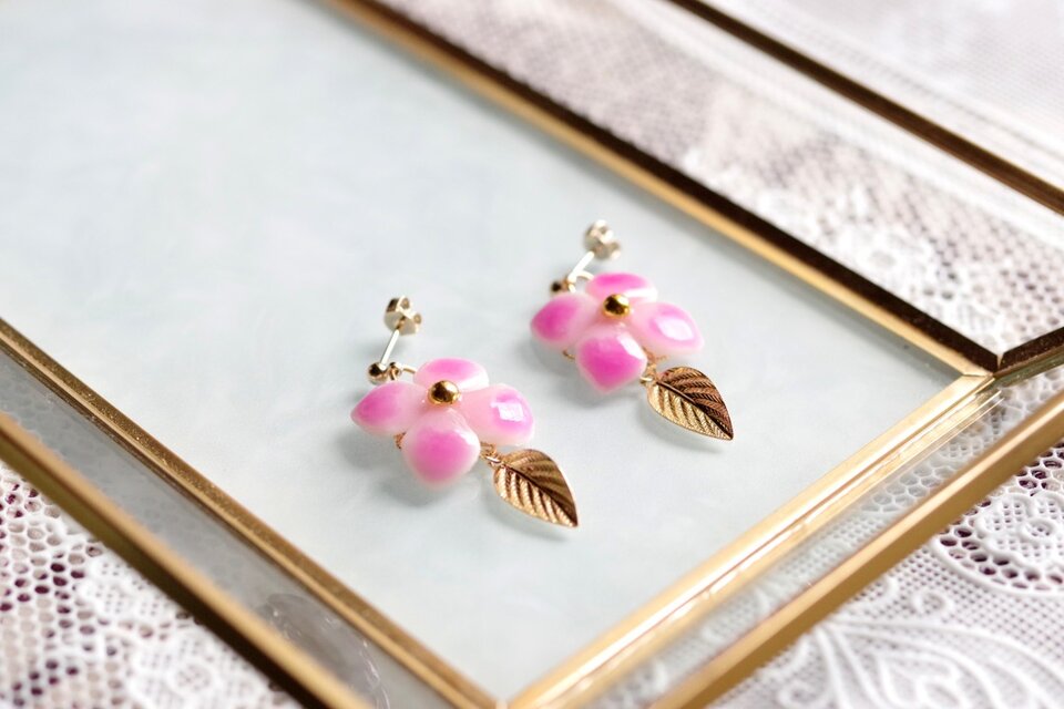 クレイアート　陶器風の紫陽花と葉っぱチャームのピアス〈微笑の彼方〉