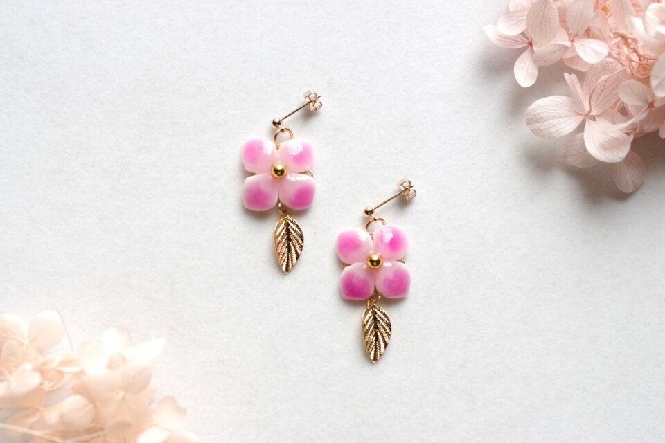 クレイアート 陶器風の紫陽花と葉っぱチャームのピアス〈微笑の彼方
