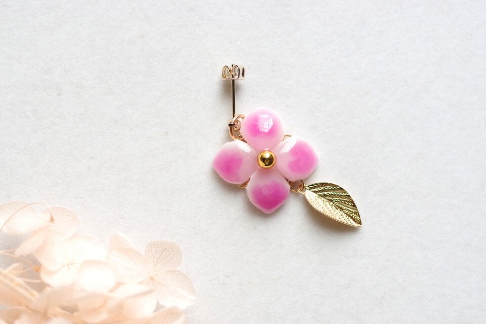 クレイアート 陶器風の紫陽花と葉っぱチャームのピアス〈微笑の彼方