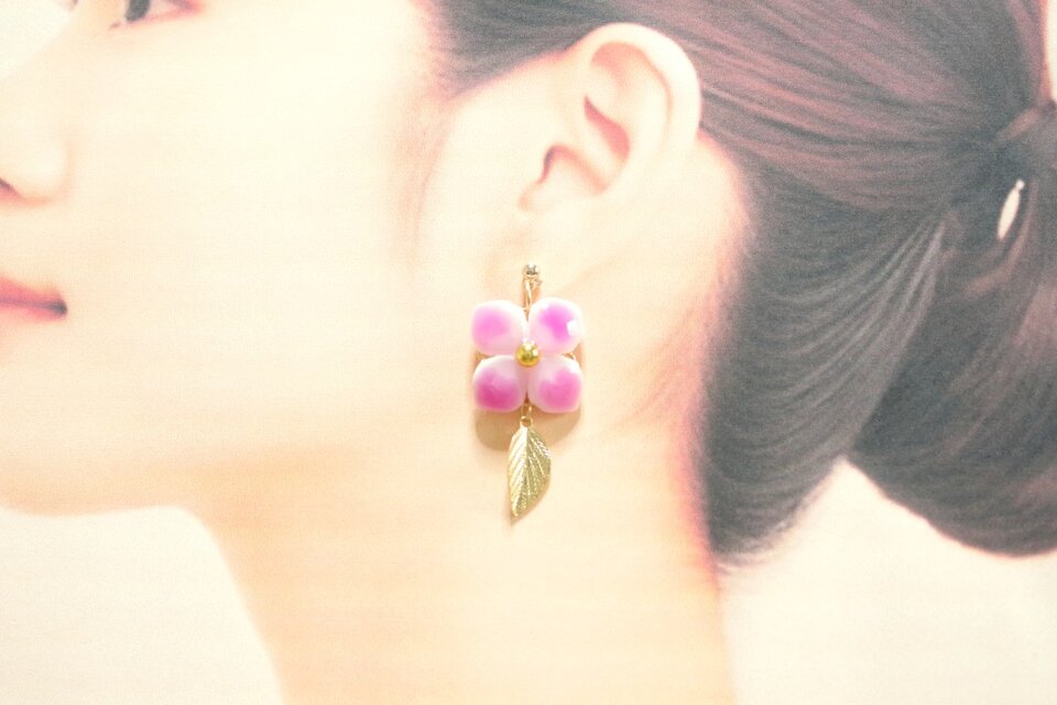 クレイアート 陶器風の紫陽花と葉っぱチャームのピアス〈微笑の彼方