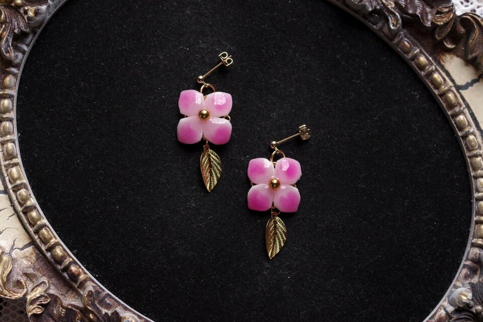クレイアート 陶器風の紫陽花と葉っぱチャームのピアス〈微笑の彼方