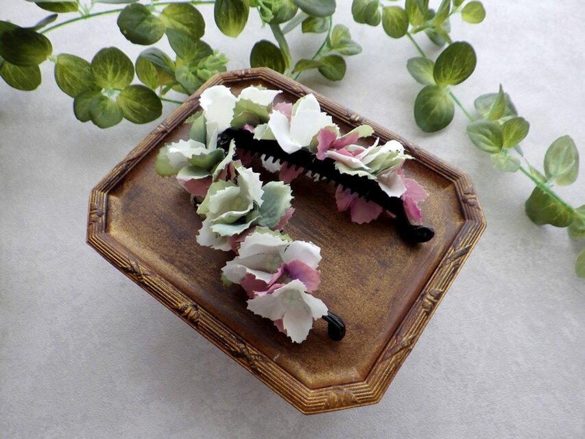 【LAST1】紫陽花のバナナクリップ ■  トリコカラー×ギザギザ花びら ■ ダークグリーン×ホワイト×ピンク