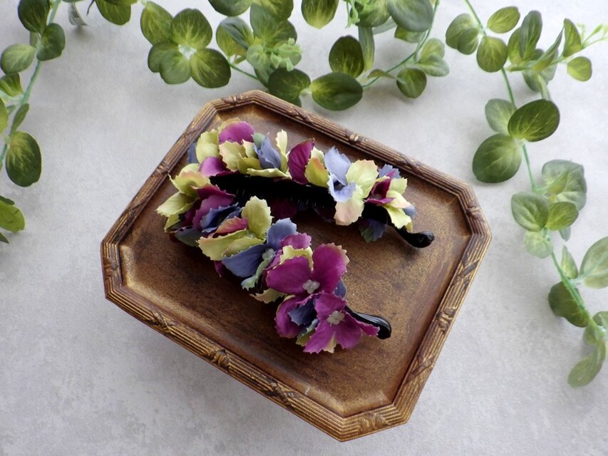紫陽花のバナナクリップ ■  トリコカラー×ギザギザ花びら ■ パープル×ダークブルー×イエローグリーン