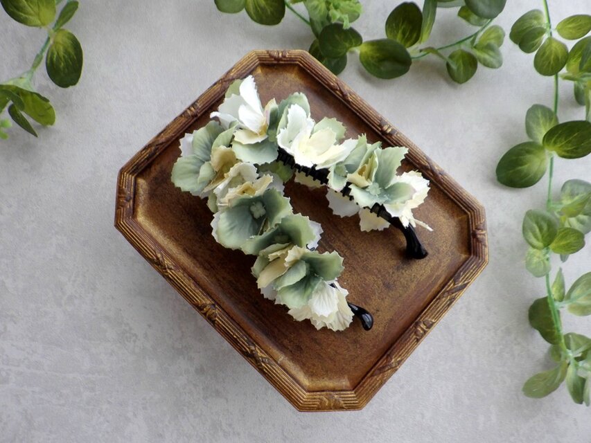 紫陽花のバナナクリップ ■  トリコカラー×ギザギザ花びら ■ ダークグリーン×クリーム×ホワイト