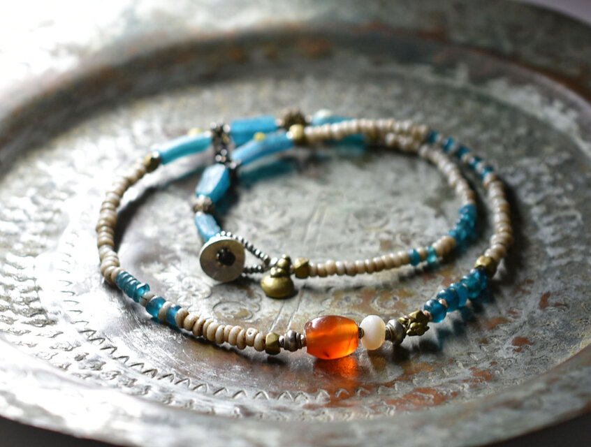 ミゾーラムカーネリアン、古代瑪瑙、ローマングラス、oldメタル＆オリッサブラス、ホワイト＆エメラルドブルービーズのネックレス