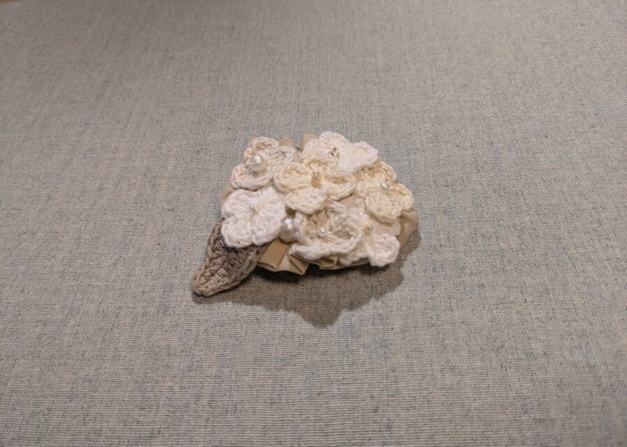 【特別限定価格】✳しろつゆのあじさい – 2way手編みブローチ✳