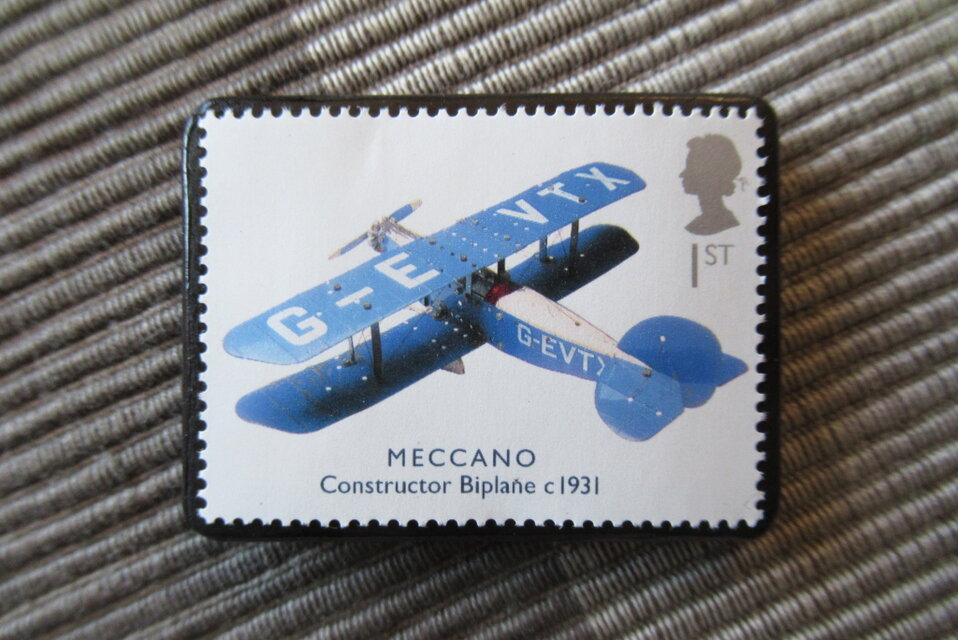 イギリス　おもちゃ切手ブローチ10449