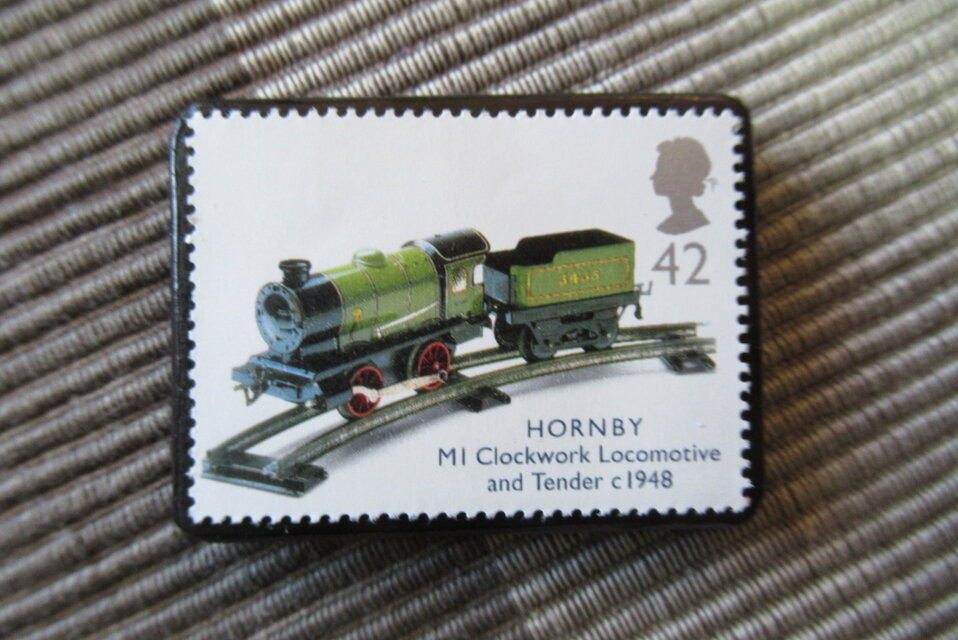 イギリス　おもちゃ切手ブローチ10450