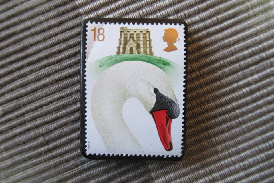 イギリス　スワン切手ブローチ10453