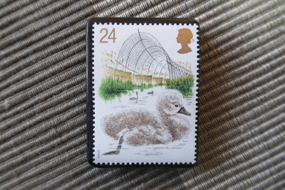 イギリス　スワン切手ブローチ10454