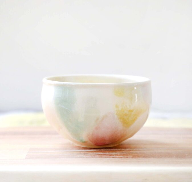 生成色のマット釉と春色三彩の小さなカップ