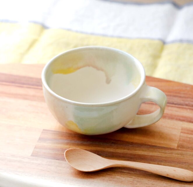 生成色のマット釉と春色三彩のスープカップ