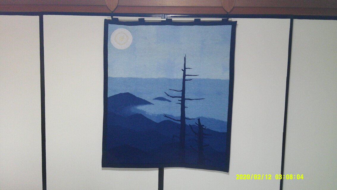 藍染のキルトと刺繍のタペストリー