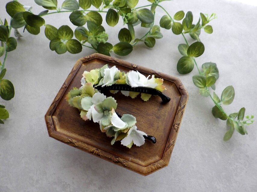 紫陽花のバナナクリップ ■  トリコカラー×ギザギザ花びら ■ ダークグリーン×ライムグリーン×ホワイト