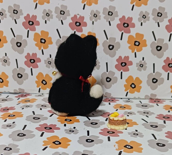 羊毛フェルト ハチ猫ちゃんのお誕生日 おめれとー | iichi 日々の