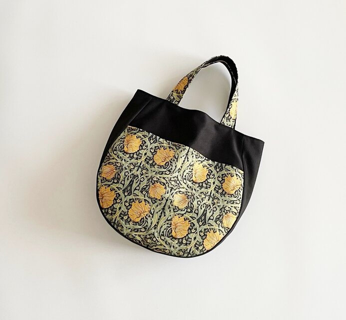 ウィリアムモリス ピンパネル ラウンド型バッグ ブラックオレンジ デニム 外ポケット A4