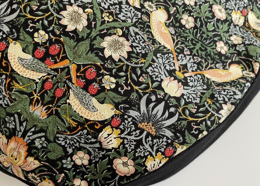 ウィリアムモリス いちご泥棒 ラウンド型バッグ ブラック 外ポケット