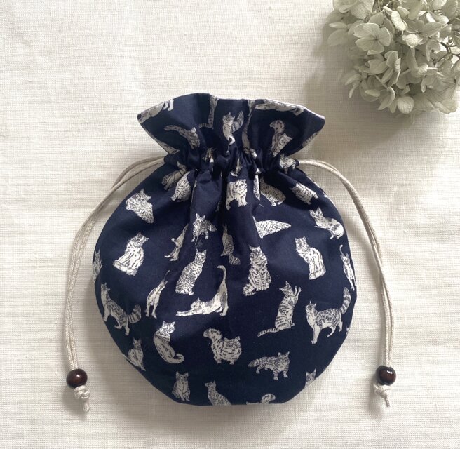 ＊猫好きさんのまるい巾着ポーチ＊リバティミャオウ・ネイビー
