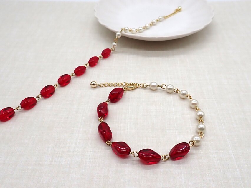 《２種類から選べる》ツイストビーズとパールのバイカラーブレスレット【レッド】