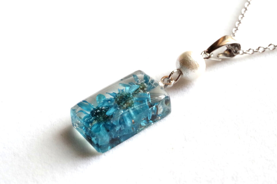 レジンアート　お花とコットンパールのペンダント〈ディープブルー〉（シルバー）