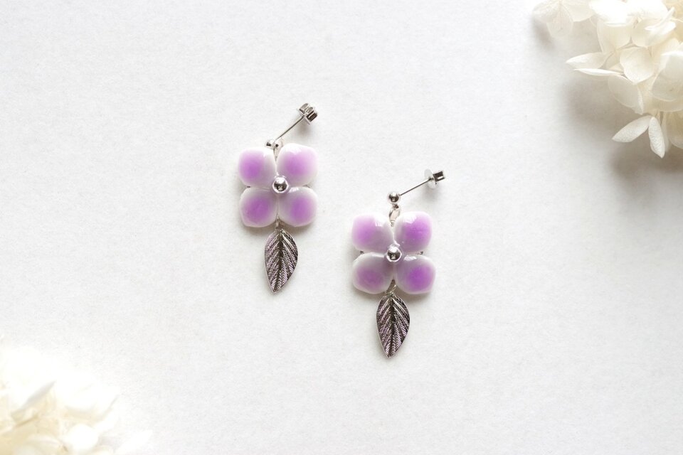 クレイアート　陶器風の紫陽花と葉っぱチャームのピアス〈暗闇の一輪〉