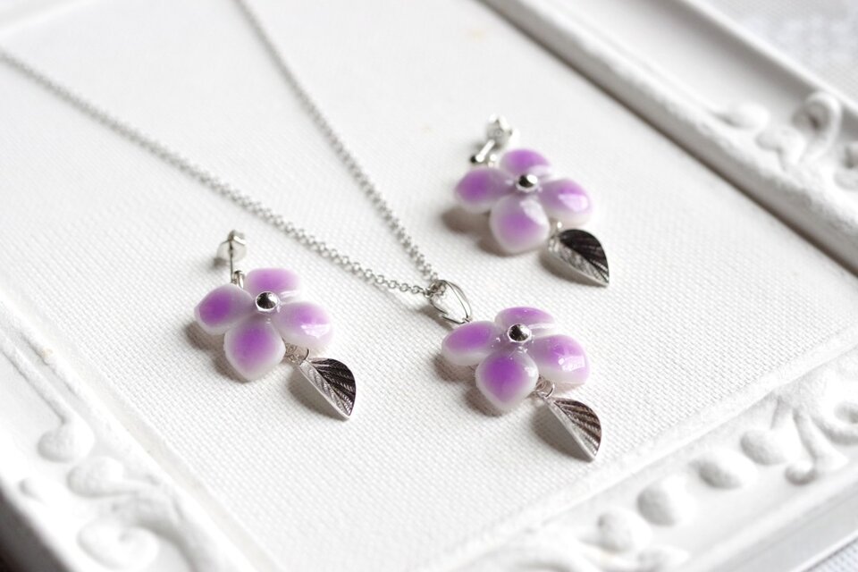 クレイアート 陶器風の紫陽花と葉っぱチャームのピアス〈暗闇の一輪