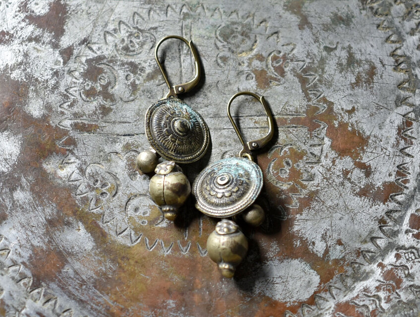 魔法陣の様なoldアフガンメタルパーツと２種類の民族鈴のピアス